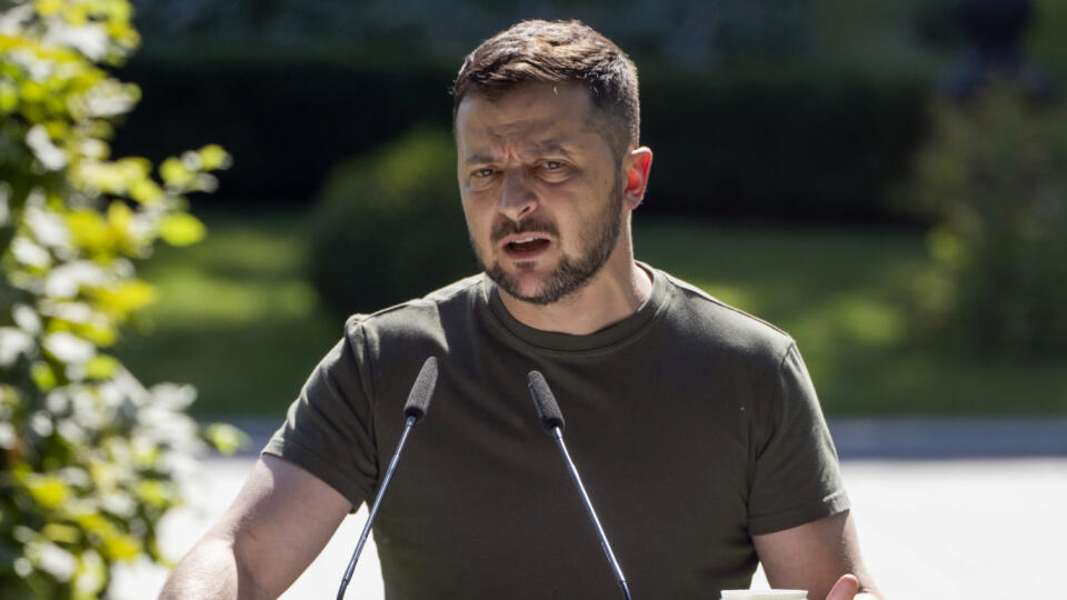 WA 3 Kyjev - Ukrajinský prezident Volodymyr Zelenskyj počas spoločnej tlačovej konferencie s litovským prezidentom Gitanasom Nausedom v Kyjeve vo štvrtok 28. júla 2022. FOTO TASR/AP
Ukrainian President Volodymyr Zelenskyy, right, greets Lithuanian President Gitanas Nauseda during their meting in Kyiv, Ukraine, Thursday, July 28, 2022. (AP Photo/Efrem Lukatsky)