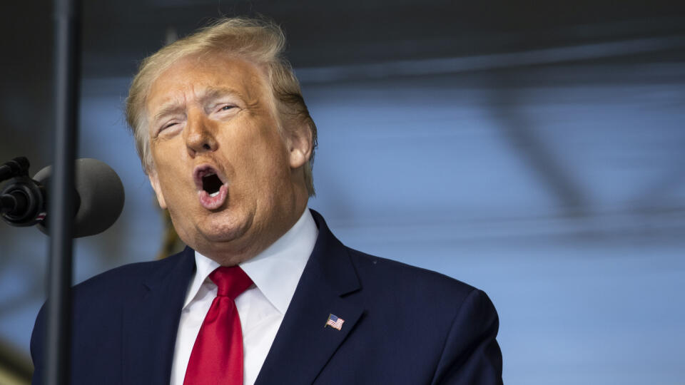 JB 15 West Point - Americký prezident Donald Trump počas prejavu ku kadetom zhromaždených vo vojenskej akadémii v americkom meste West Point 13. júna 2020. Trump vystúpil v sobotu s prejavom na promócii v prestížnej vojenskej akadémii West Point v štáte New York. Ceremónia sa konala za prísnych epidemiologických opatrení proti šíreniu nového koronavírusu. FOTO TASR/AP
President Donald Trump speaks to over 1,110 cadets in the Class of 2020 at a commencement ceremony on the parade field, at the