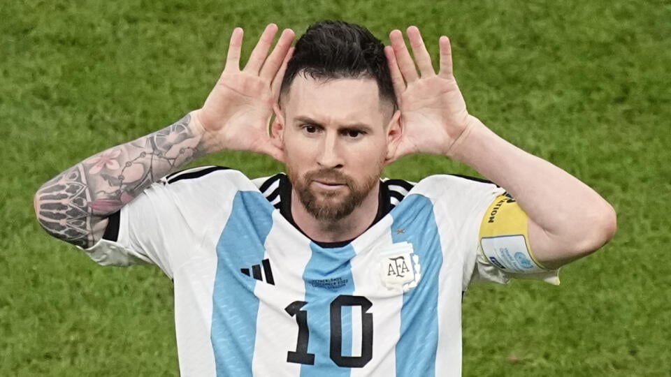 Kapitán Argentíny Lionel Messi sa teší po strelení gólu zo značky pokutového kopu vo štvrťfinálovom zápase Holandsko - Argentína na MS vo futbale v katarskom meste Lúsajl v piatok 9. decembra 2022.