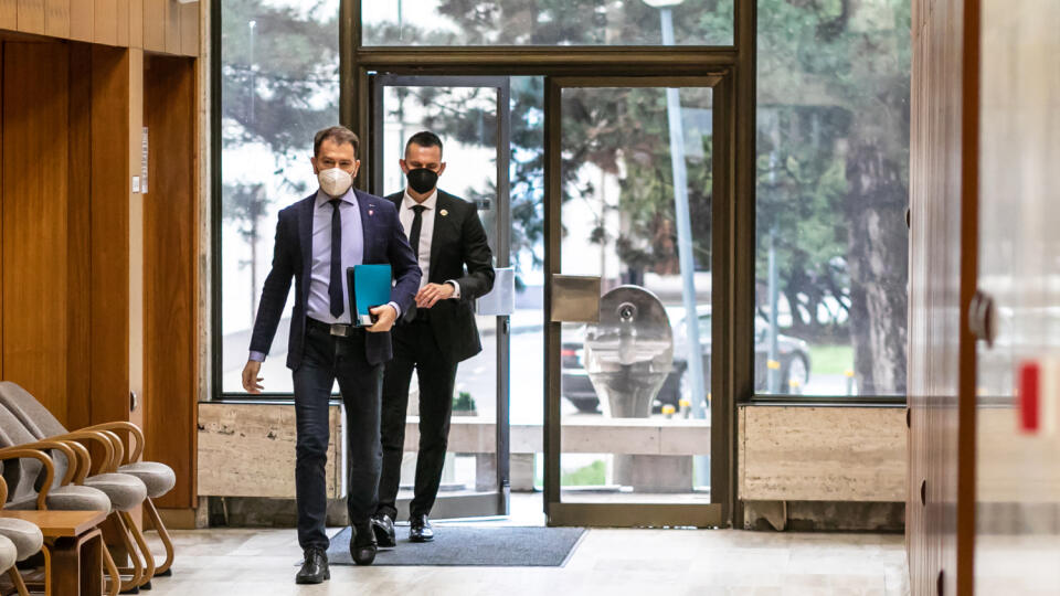Na snímke sú príchody ministrov na 2. zasadanie vlády pod vedením premiéra Eduarda Hegera.