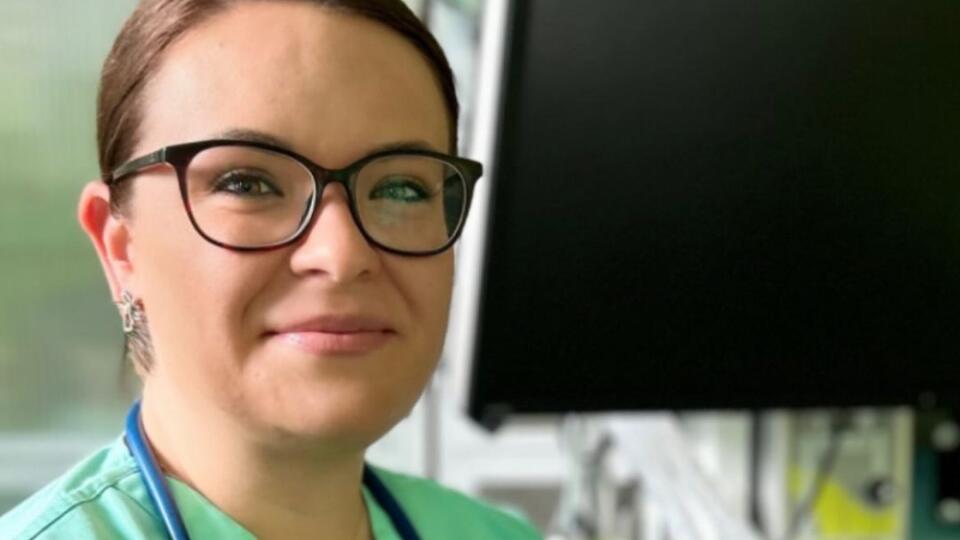 Sestrička Katka je zdravotná sestra s dlhoročnou praxou u nás i v Saudskej Arábii a zakladateľka úspešného projektu SESTRIČKA ONLINE. Ma adoptovanú dcéru a na svojom konte desiatky ebookov, online aj offline kurzov a za sebou tisícky followerov.