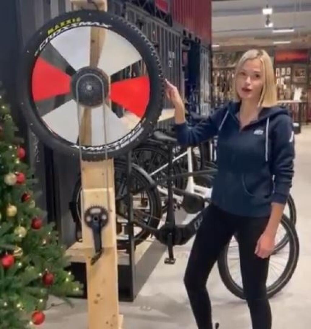 Linda sa ukázala pred pár dňami na videu v predajni bicyklov a tú nezávislú cyklistku by sme v nej už asi ťažko hľadali.