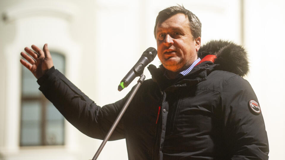 Na snímke predseda strany SNS Andrej Danko počas protestnéhozhromaždenia opozičných politických strán pred Prezidentským palácom 26. januára 2022 v Bratislave. FOTO TASR - Jakub Kotian