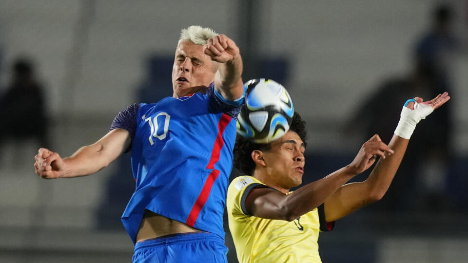 KK14 San Juan - Slovenský futbalista Timotej Jambor (vľavo) a Christian Garcia z Ekvádora počas zápasu B-skupiny na majstrovstvách sveta hráčov do 20 rokov Ekvádor - Slovensko 23. mája 2023 v argentínskom meste San Juan. FOTO TASR/AP
Slovakia's Timotej Jambor, left, and Ecuador's Christian Garcia go for a header during a FIFA U-20 World Cup Group B soccer match at San Juan stadium in San Juan, Argentina, Tuesday, May 23, 2023. (AP Photo/Natacha Pisarenko)