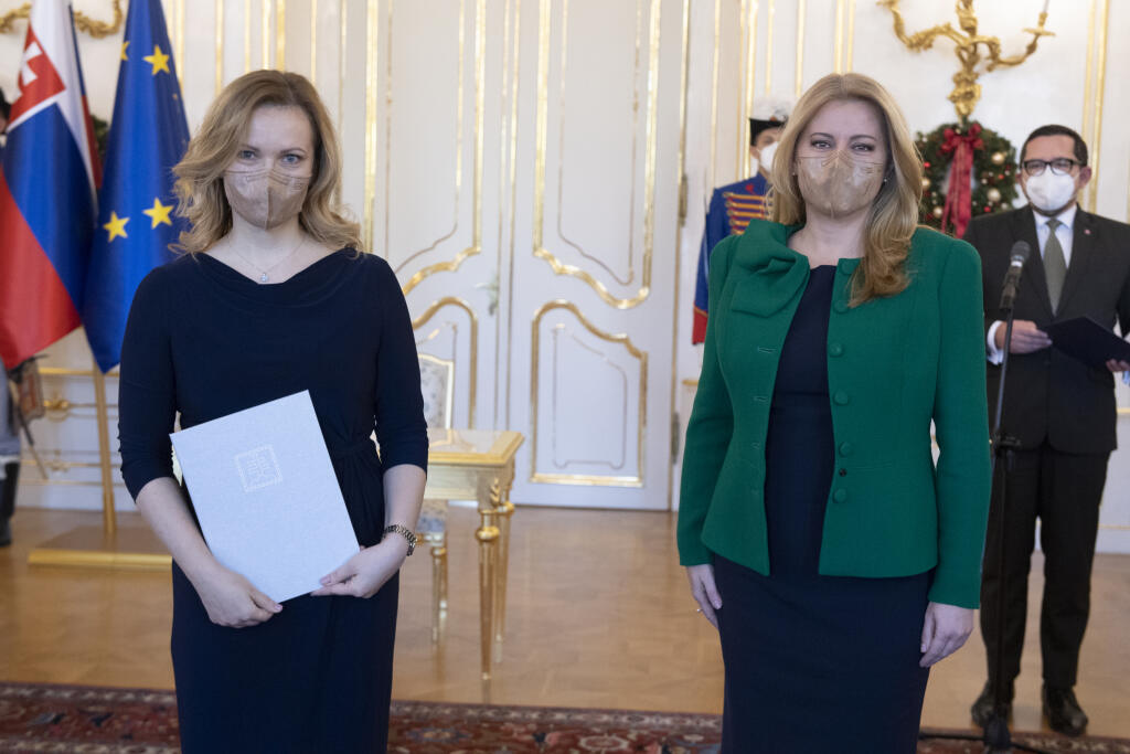Na snímke vpravo prezidentka SR Zuzana Čaputová a vľavo sudkyňa Daniela Bednáriková počas vymenovania sudcov do všeobecných súdov bez časového obmedzenia 7. decembra 2021 v Bratislave. FOTO TASR - Pavel Neubauer