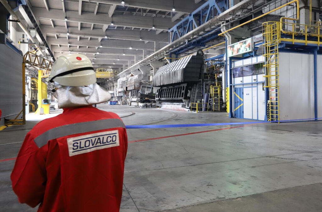Na snímke spustenie novej pretavovacej pece hliníkových procesných šrotov v a.s. Slovalco v Žiari nad Hronom 14. júna 2022. Touto investíciou rozširuje svoje zapojenie aj do obehového hospodárstva recykláciou použitého hliníka od svojich zákazníkov. Nakupovaním hliníkových šrotov, ktoré vznikajú v procese výroby u zákazníka a ich následným pretavením v Slovalcu sa tak vracia už použitý hliník späť do procesu výroby nových hliníkových výrobkov. FOTO TASR - Ján Krošlák