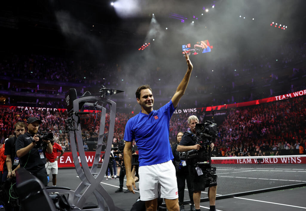 Po konci sa Federer neubránil slzám ani keď mával fanúšikom.