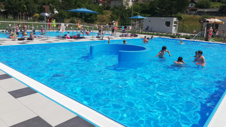 Obnovené letné kúpalisko v Hriňovej v Detvianskom okrese je po 22 rokoch otvorené pre verejnosť. Kúpalisko je otvorené každý deň od 6.00 do 19.00 h s tým, že večerné kúpanie sa začína od 16.30 h.