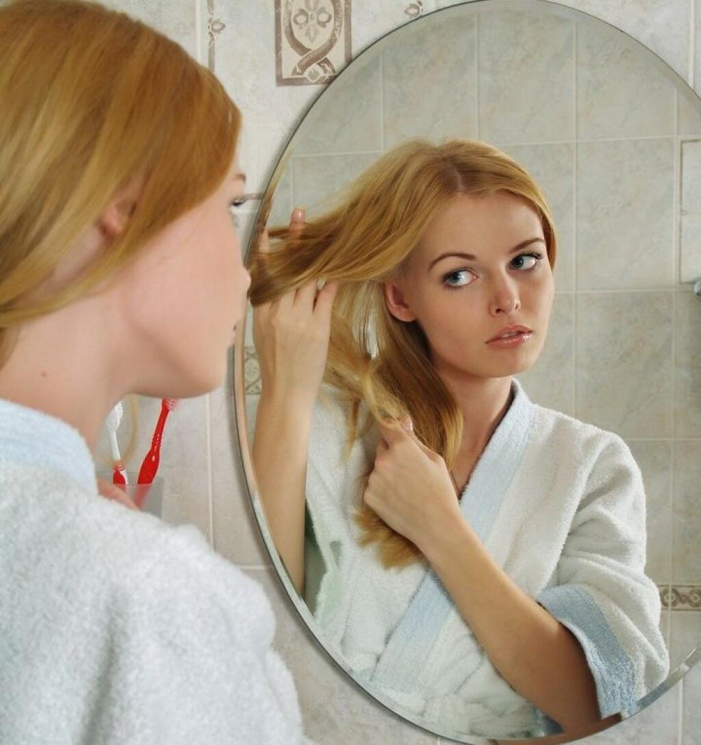 Почему в зеркале видно. Перед зеркалом. Девушка в зеркале. Женщина возле зеркала. Девушка в отражении зеркала.