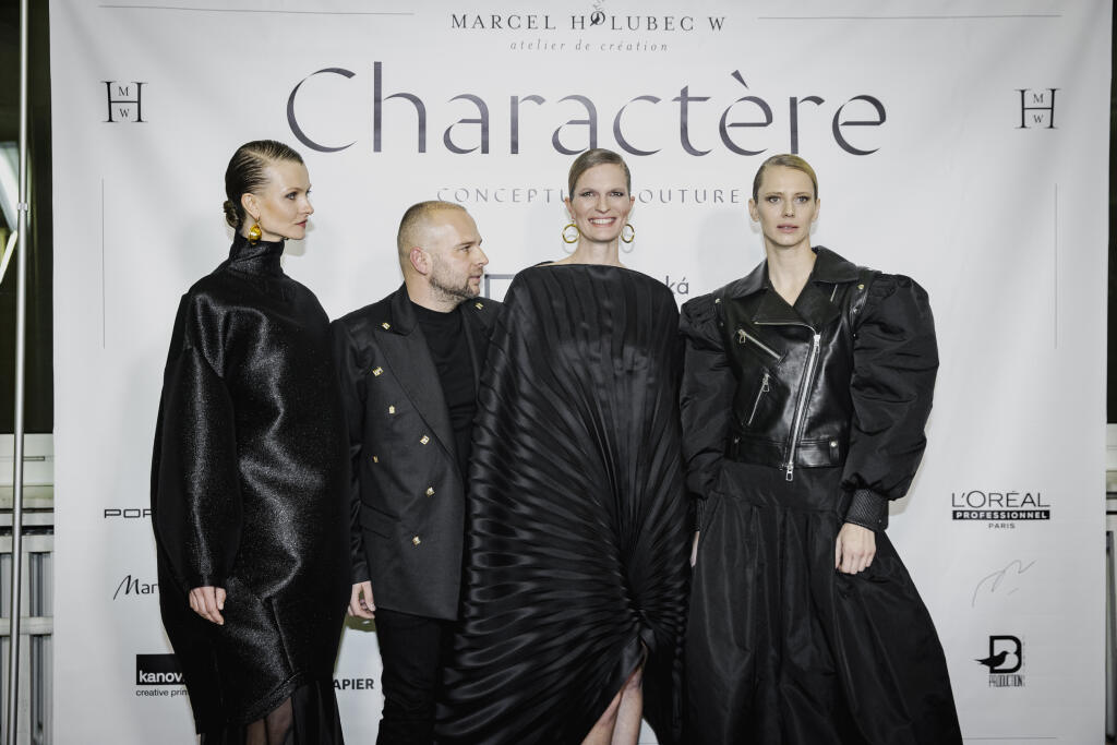 Na snímke Marcel Holubec, Denisa Klimová Dvončová a Alexandra Gachulincová počas módnej prehliadky Marcela Holubca W s názvom MHW Charactere 2022.