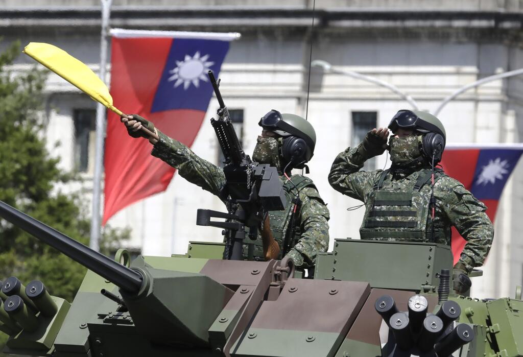 KK34 Tchaj-pej - Na snímke taiwanskí vojaci počas osláv štátneho sviatku v metropole Tchaj-pej 10. októbra 2021. FOTO TASR/AP

Taiwanese soldiers salute during National Day celebrations in front of the Presidential Building in Taipei, Taiwan, Sunday, Oct. 10, 2021. (AP Photo/Chiang Ying-ying)