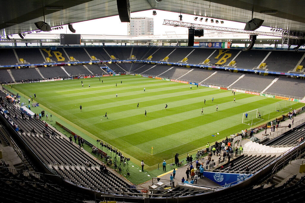 The boy at the stadium. Стад де Сюисс. Стад де Суисс Ванкдорф. Стадион Ванкдорф Берн. Stade de Suisse Wankdorf Bern.