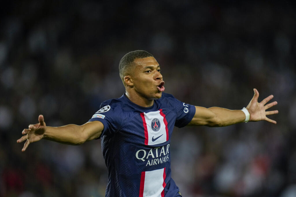 Na snímke útočník PSG Kylian Mbappé oslavuje svoj druhý gól v zápase H-skupiny 1. kola skupinovej fázy Ligy majstrov vo futbale Paríž Saint-Germain - Juventus Turín v Paríži 6. septembra 2022. FOTO TASR/AP