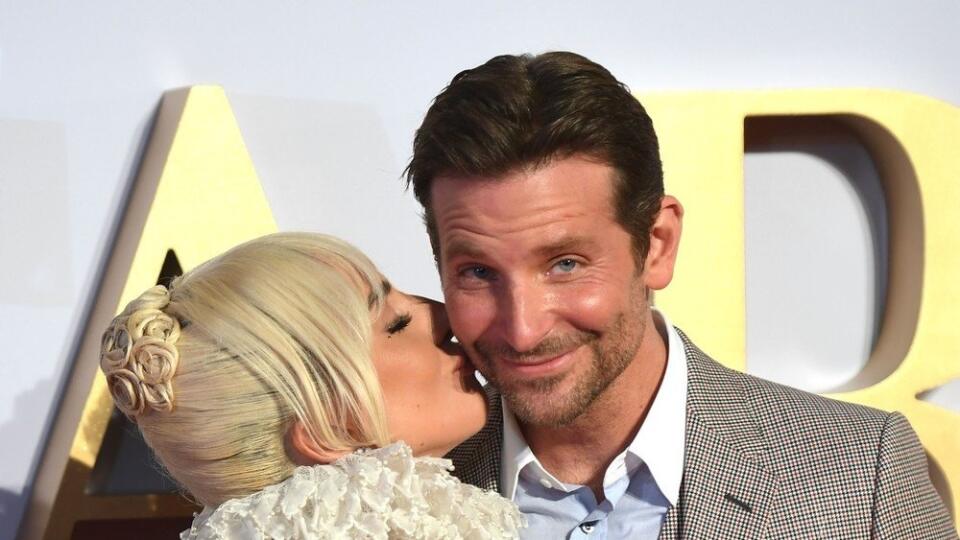 Lady Gaga a Bradley Cooper sa počas filmu Zrodila sa hviezda veľmi zblížili a fanúšikovia už teraz špekulujú, či nie je za jej rozchodom práve on. 