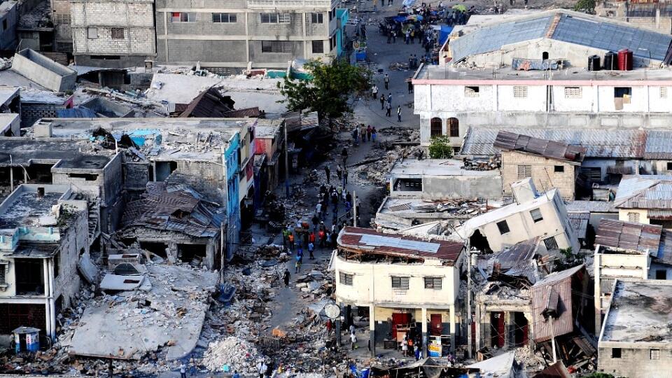 Haiti je karibský ostrov, ktoré pred takmer desiatimi rokmi zničilo zemetrasenie.