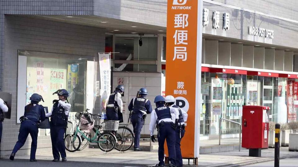 Japonsko: Muž zajal na pošte rukojemníkov
