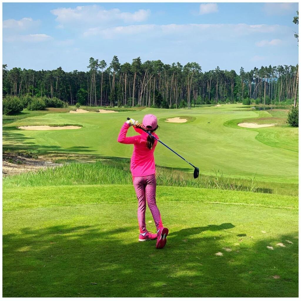 Venovať sa golfu na úrovni zaberie dosť času, keďže pravidelné tréningy sú toho neodmysliteľnou súčasťou. „Ešte donedávna trénovala Ella šesťkrát týždenne, no v posledných mesiacoch sme jeden tréning vypustili. Za uplynulý polrok totiž vyrástla o päť centimetrov, čo je dosť, a tak sme to nechceli prepáliť,“ vysvetlil Dominik Hrbatý.