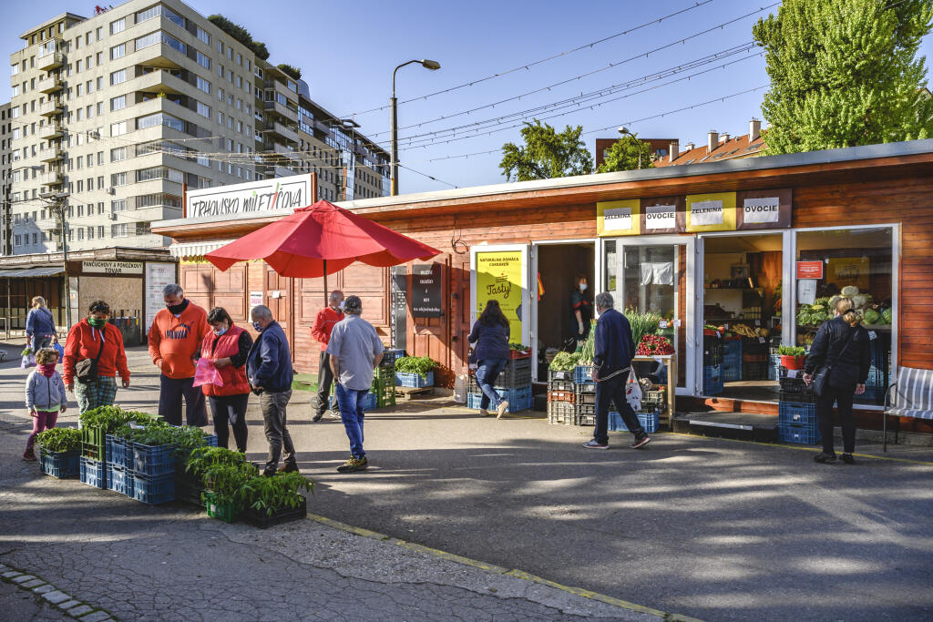 Na snímke trh na Miletičovej ulici v Bratislave 22. apríla 2020 v prvý deň spustenia prvej fázy uvoľňovania opatrení  v rámci pandémie nového koronavírusu. FOTO TASR - Pavel Neubauer