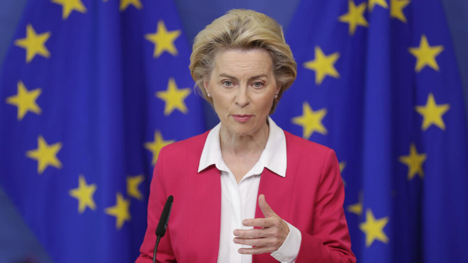 JB 28 Brusel - Predsedníčka Európskej komisie Ursula von der Leyenová počas tlačovej konferencie v sídle EÚ v Bruseli 23. septembra 2020. Leyenová v stredu na poludnie predstavila nový pakt o migrácii a azyle, ktorý pokrýva všetky prvky potrebné pre komplexný európsky prístup k migrácii. Stanovuje vylepšené a rýchlejšie postupy v celom azylovom a migračnom procese a uvádza do rovnováhy zásady spravodlivého rozdelenia zodpovednosti a solidarity. FOTO TASR/AP
European Commission President Ursula