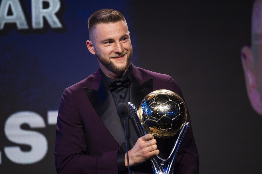 Na snímke reprezentačný obranca Milan Škriniar (Inter Miláno) s Cenou Jána Popluhára pre víťaza ankety Futbalista roka 2021 počas galavečera v Šamoríne 22. marca 2022.