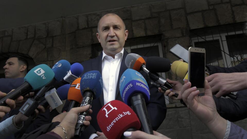 WA 102 Sofia - Bulharský prezident Rumen Radev odpovedá na otázky novinárov po odovzdaní svojho hlasu v Sofii počas druhého kola prezidentských volieb v Bulharsku v nedeľu 21. novembra 2021. FOTO TASR/AP
Bulgarian President Rumen Radev speaks to journalists after casting his vote in Sofia, Sunday, Nov. 21, 2021. Bulgarians are at the polls to choose a new president in a hotly contested runoff amid a COVID-19 surge and a political crisis that has gripped the European Union’s poorest country. T