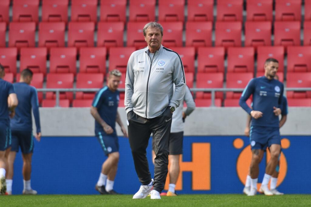 Odchádzajúci tréner sa vyjadril aj k háklivej téme, vplyvu hráčskych agentov na reprezentačné nominácie. „Ja som sa nikdy nedal ovplyvniť, ale tlak priznávam. Niektorým agentom pomáhajú aj novinári, ktorí tlačia do reprezentácie aj hráča, ktorý sedí v klube na tribúne,“ posťažoval sa Ján Kozák.