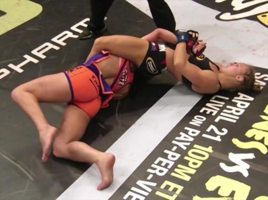 Рычаг локтя. Ронда Роузи Миша Тейт. Ронда Роузи Armbar. Миша Тейт армбар. Miesha Tate Ronda.