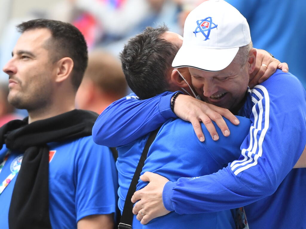Na snímke fanúšikovia Slovenska na tribúne oslavujú gól v zápase E-skupiny na majstrovstvách Európy vo futbale Poľsko - Slovensko 14. júna 2021 v ruskom Petrohrade. FOTO TASR - Martin Baumann