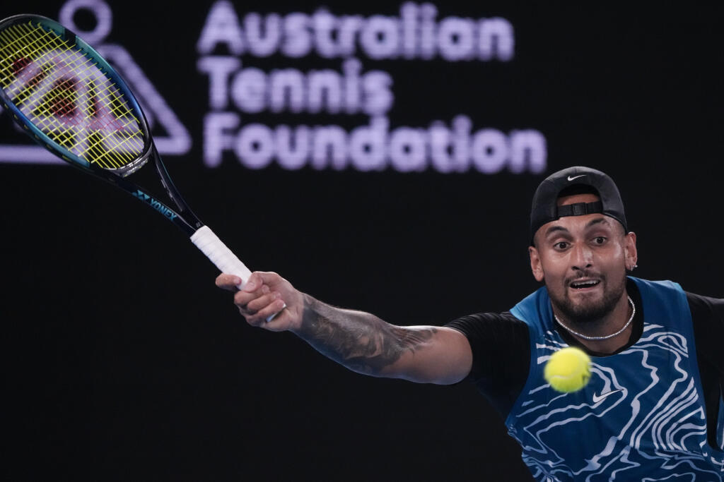 WA 30 Melbourne - Domáci austrálsky tenista Nick Kyrgios odvracia úder Srba Novaka Djokoviča počas exhibičného zápasu pred úvodným grandslamom sezóny v Aréne Roda Lavera v Melbourne v piatok 13. januára 2023. Australian open sa začne v pondelok 16. januára. FOTO TASR/AP
Australia's Nick Kyrgios plays a forehand return to Serbia's Novak Djokovic during an exhibition match on Rod Laver Arena ahead of the Australian Open tennis championship in Melbourne, Australia, Friday, Jan. 13, 2023. (AP