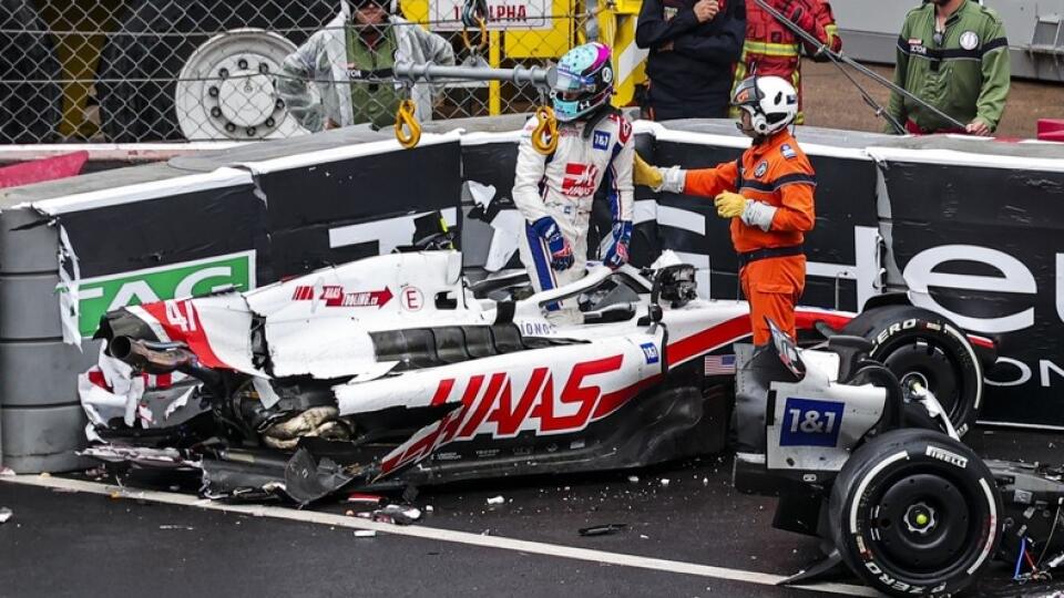 Schumacher z hrôzostrašnej nehody vyviazol bez zranení.