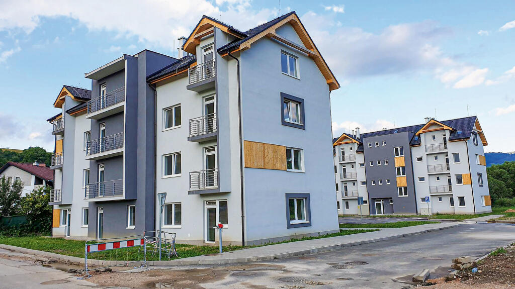 Systém štátneho nájomného bývania na Slovensku zaostáva, dokončené nové bytovky sú skôr raritou a dopyt výrazne prevyšuje ponuku.