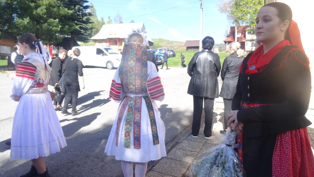 Mladá nevesta mala neobyčajnú partu zo stúh.