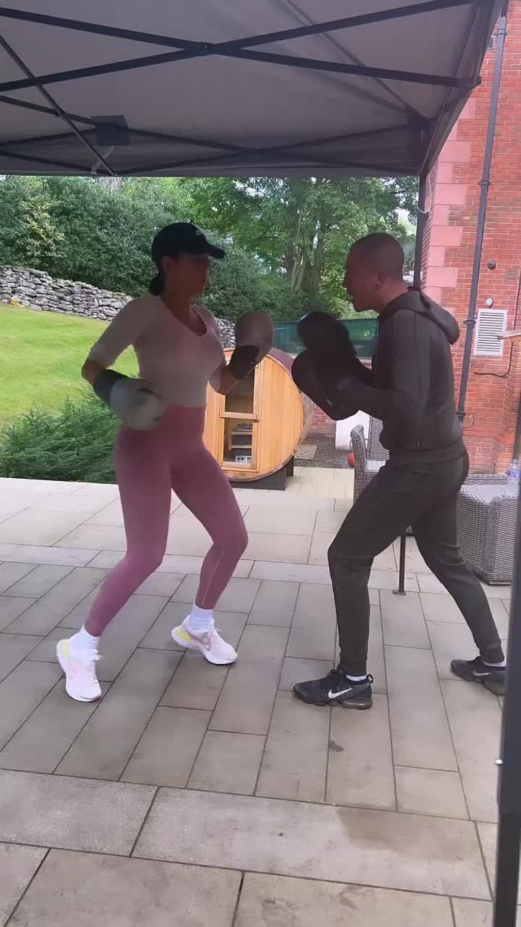 FOTO Toto Ronaldo tak ľahko nerozdýcha! Vyzývavá Georgina prišla do Kataru a hneď zažila trapas