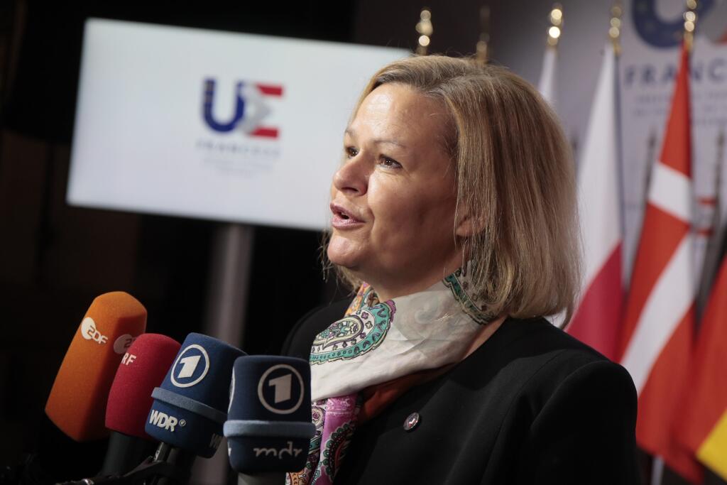 PK 14 Lille - Nemecká ministerka vnútra Nancy Faeserová odpovedá na otázky novinárov po stretnutí európskych ministrov vnútra vo francúzskom meste Lille vo štvrtok 3. februára 2022. Faeserová v nedeľu 6. februára 2022 pre denník Handelsblatt vyjadrila znepokojenie pre nárast politicky motivovanej trestnej činnosti namierenej voči politikom. FOTO TASR/AP

German Interior Minister Nancy Faeser answers reporters before a meeting of EU's interior ministers, Thursday, Feb. 3, 2022 in Lille, northern 