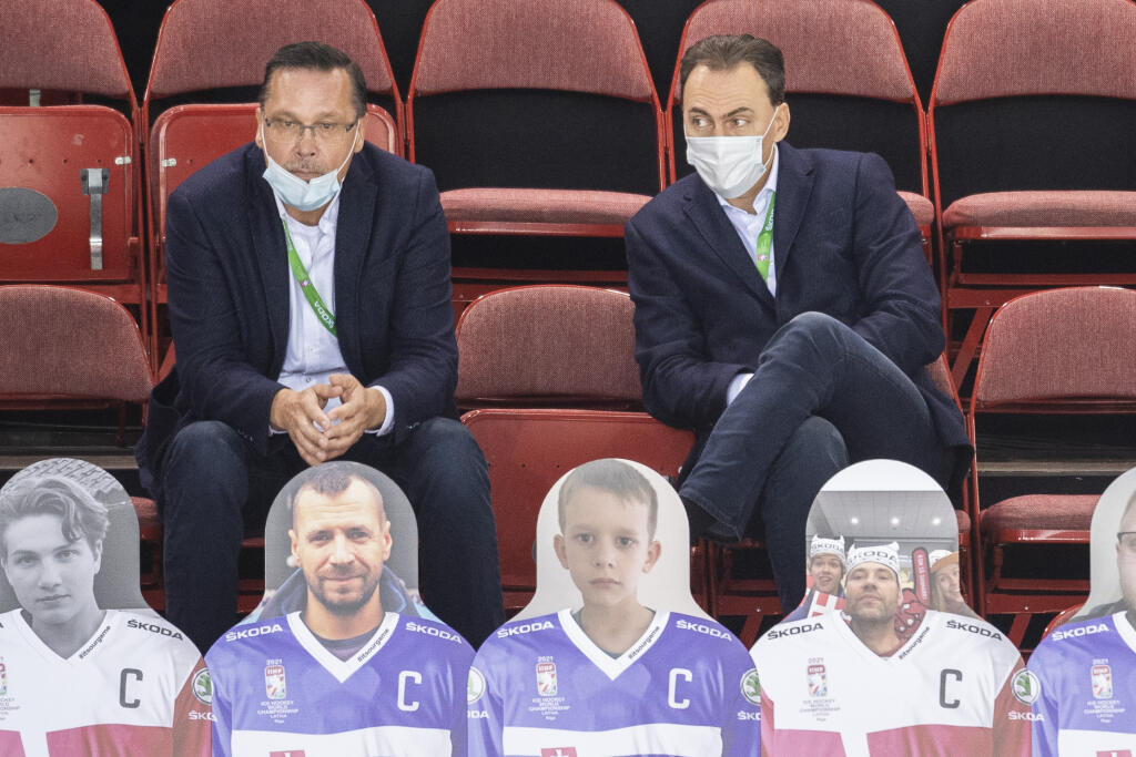 Na snímke zľava asistent generálneho manažéra Oto Haščák a generálny manažér Miroslav Šatan sedia na tribúne v zápase základnej A-skupiny Slovensko - Dánsko na 84. majstrovstvách sveta v ľadovom hokeji v lotyšskej Rige.