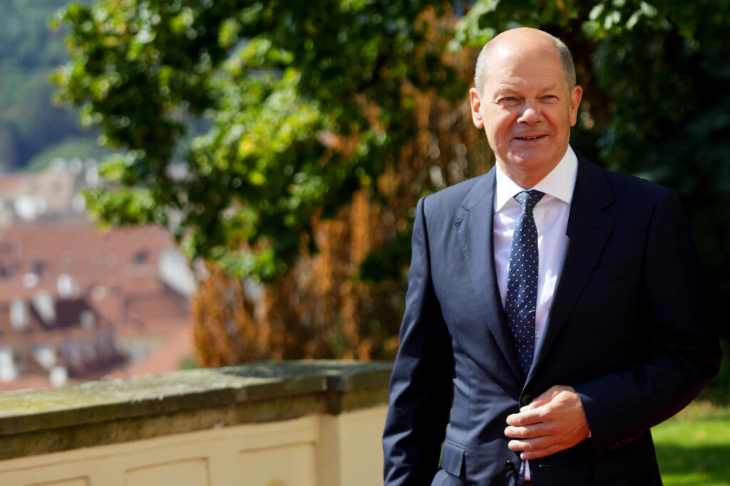 WA 41 Praha - Nemecký kancelár Olaf Scholz prichádza na stretnutie s českým premiérom Petrom Fialom v Prahe v pondelok 29. augusta 2022. Nemecký kancelár Olaf Scholz v pondelok navštívil Prahu. Bola to jeho prvá cesta do českej metropoly vo funkcii šéfa kabinetu.FOTO TASR/AP 

German Chancellor Olaf Scholz arrives too meet Czech Republic's Prime Minister Petr Fiala in Prague, Czech Republic, Monday, Aug. 29, 2022. (AP Photo/Petr David Josek)