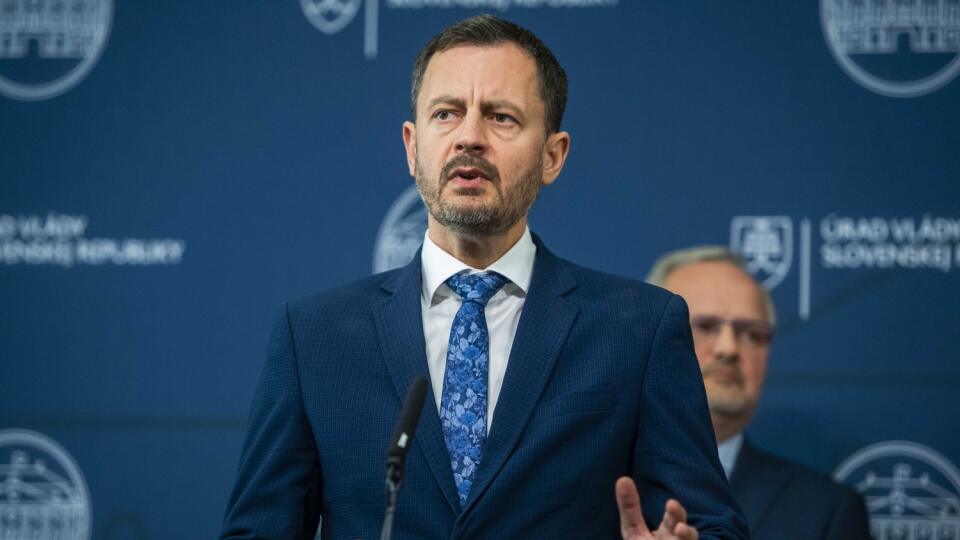 Na snímke predseda vlády SR Eduard Heger (OĽaNO) počas tlačovej konferencie k dohode Hospodárskej a sociálnej rady SR o pomoci energeticky náročným podnikom v súvislosti so zvýšenými cenami energií v rámci rokovania Hospodárskej a sociálnej rady SR v Bratislave 7. novembra 2022. FOTO TASR - Jaroslav Novák