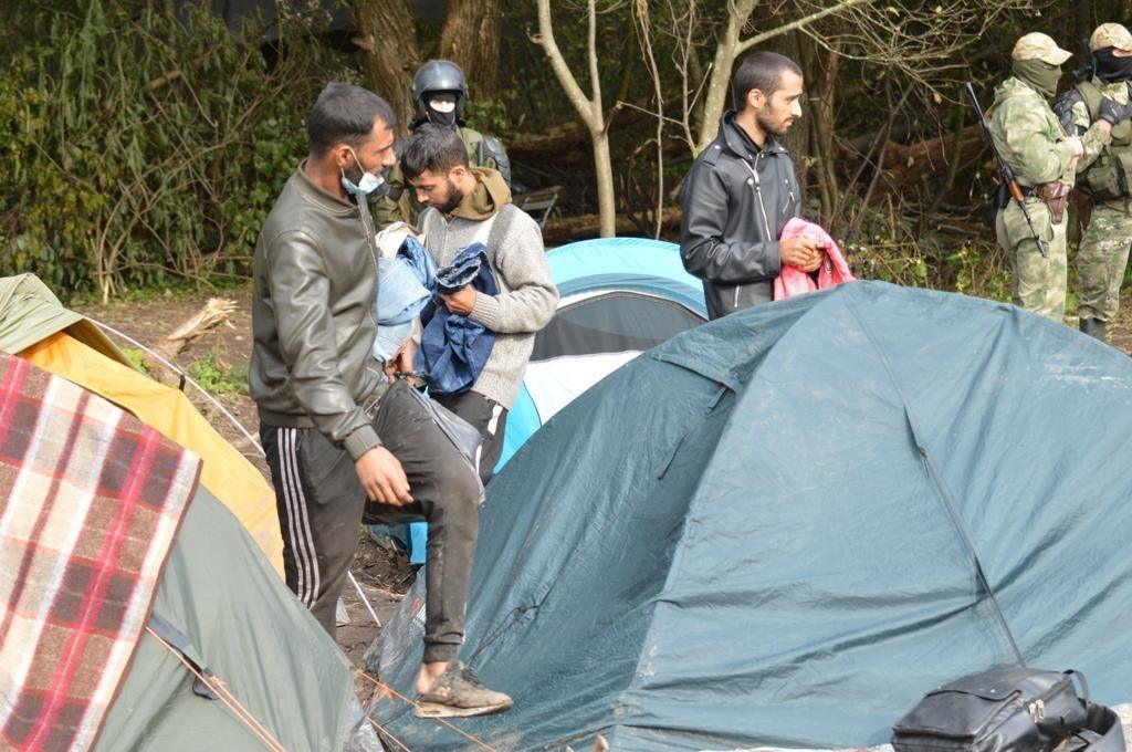 Migranti na poľsko-bieloruskej stanici.