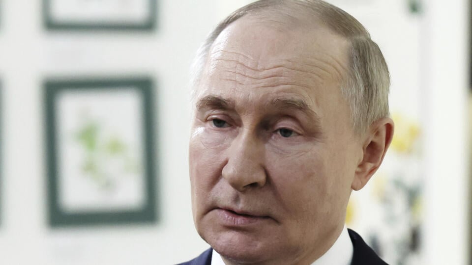 WA 49 Soči - Ruský prezident Vladimir Putin informuje novinárov o telefonáte s americkým prezidentom Donaldom Trumpom na predmestí Soči v pondelok 19. mája 2025. Telefonát trval viac než dve hodiny. Šéf Kremľa ho označil za úprimný, informatívny a užitočný. Rusko je podľa Putinových slov pripravené spolupracovať s Ukrajinou na memorande o budúcich mierových rokovaniach, ktoré by tiež mohlo zahŕňať otázky budúceho prímeria a zásady urovnania konfliktu. FOTO TASR/AP
Russian President Vladimir