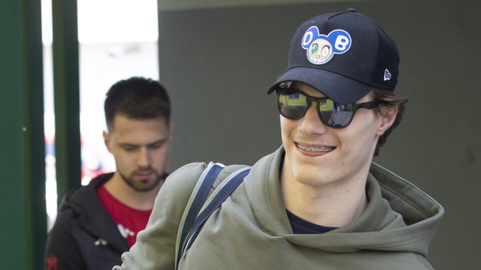 Slovensku rastie v podobe Juraja Slafkovského nová superstar. Mladý hokejista sa stal novým idolom najmä zásluhou famóznych výkonov na zimnej olympiáde aj majstrovstvách sveta. Hoci sa na neho neustále zvyšujú nároky, stále ostáva nohami pri zemi. Dôkazom toho je aj jeho štýl obliekania. Ak by ste si mysleli, že Slafkovský nosí handry za tisíce eur, tak ste na omyle.