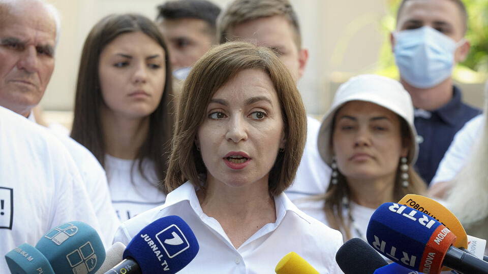 JB 53 Kišiňov - Moldavská prezidentka Maia Sanduová hovorí s novinármi po jej hlasovaní v predčasných parlamentných voľbách v Moldavsku, pred volebnou miestnosťou v Kišiňove 11. júla 2021. V Moldavsku sa v nedeľu konajú predčasné parlamentné voľby. Prezidentka tejto východoeurópskej krajiny Maia Sanduová dúfa, že sa jej v nich podarí posilniť pozíciu voči proruským stúpencom jej predchodcu Igora Dodona. Dodonovi podporovatelia majú v doterajšom parlamente väčšinu, takže môžu blokovať jej proeuró