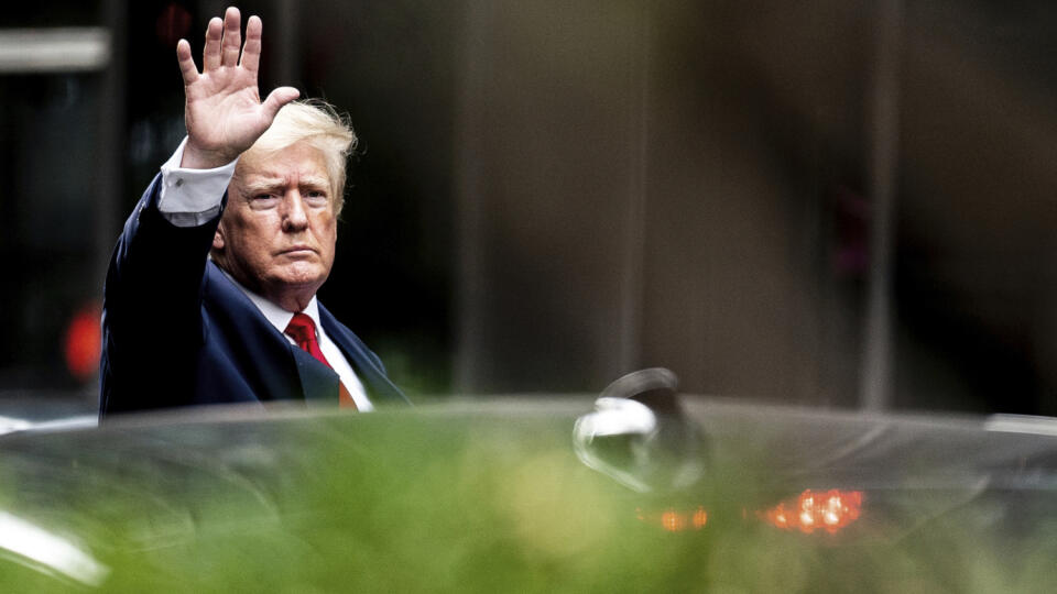 PK 20 New York - Bývalý americký prezident Donald Trump opúšťa Trump Tower a smeruje do úradu newyorskej generálnej prokurátorky Letitie Jamesovej na výsluch v New Yorku 10. augusta 2022. Trump využil svoje právo nevypovedať pri viac než 400 otázkach prokuratúry v súvislosti s obvineniami z podvodov v jeho rodinnej firme. FOTO TASR/AP
Former President Donald Trump waves as he departs Trump Tower, Wednesday, Aug. 10, 2022, in New York, on his way to the New York attorney general's office for a d
