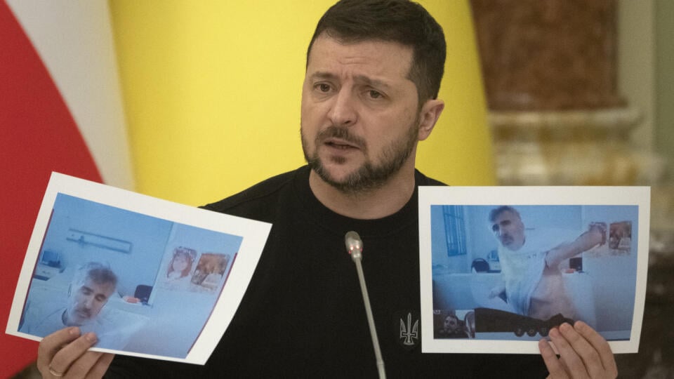 Ukrajinský prezident Volodymyr Zelenskyj ukazuje fotografie bývalého gruzínskeho prezidenta Michail Saakašvili počas spoločnej tlačovej konferencie s rakúskym prezidentom Alexanderom Van der Bellenom v Kyjeve v stredu 1. februára 2023.