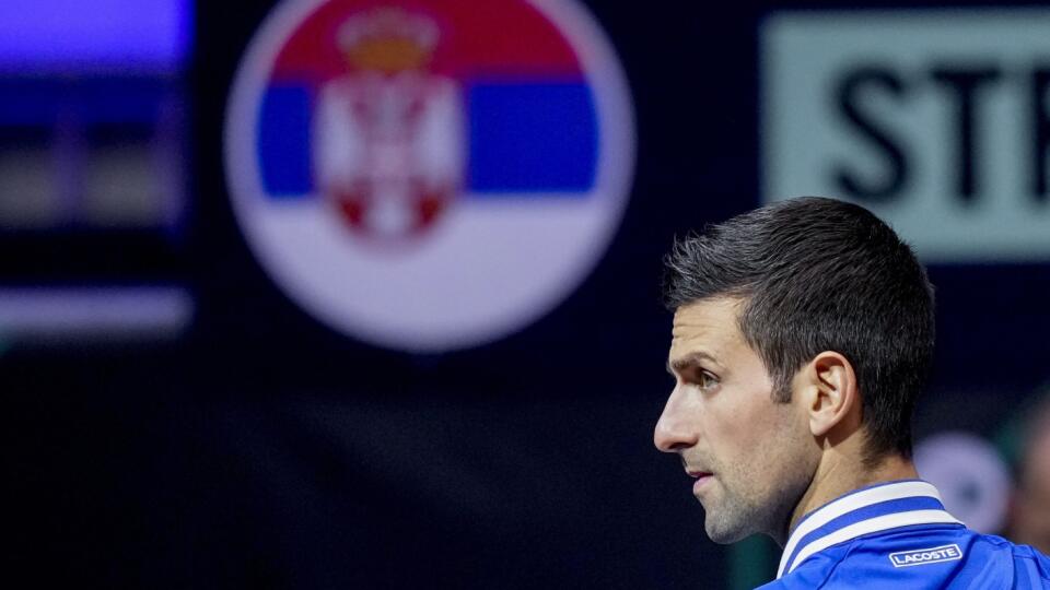 WA 38 Innsbruck - Srbský tenista Novak Djokovič sa pozerá počas duelu F-skupiny proti Rakúšanovi Dennisovi Novakovi na finálovom turnaji Davisovho pohára v rakúskom Innsbrucku v piatok 26. novembra 2021. FOTO TASR/AP
Serbia's Novak Djokovic looks on during his match against Austria's Dennis Novak in a Davis Cup group F match between Serbia and Austria in Innsbruck, Austria, Friday, Nov. 26, 2021. (Photo/Michael Probst)