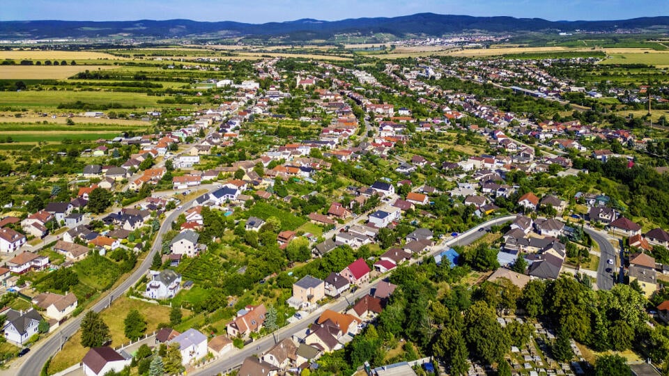 Šenkvice sú najväčšia malokarpatská obec, najväčšia obec okresu Pezinok a jedna z najväčších obcí Bratislavského kraja.