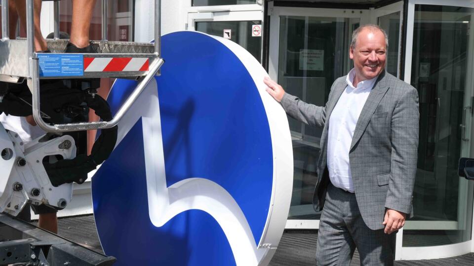 Generálny riaditeľ TV Markíza Matthias Settele pri výmene loga na budove televízie