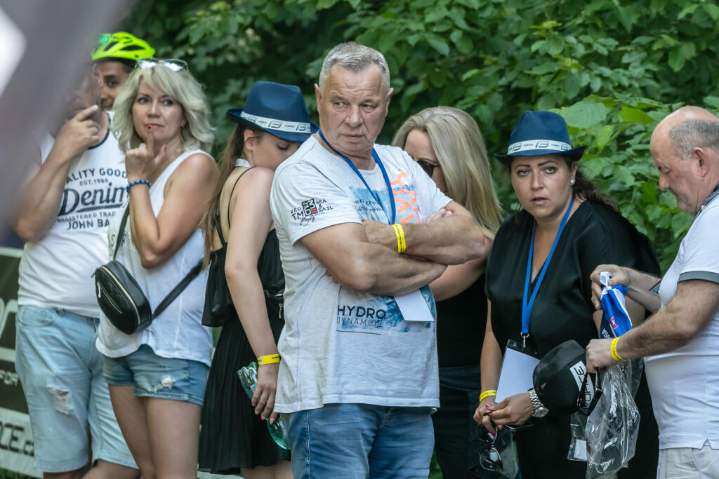 Ľubomír Sagan sledoval preteky v spoločnosti neznámych dám.