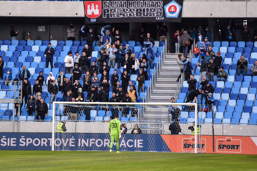 Nové opatrenia sa dotknú rovnako futbalových ako aj hokejových klubov.
