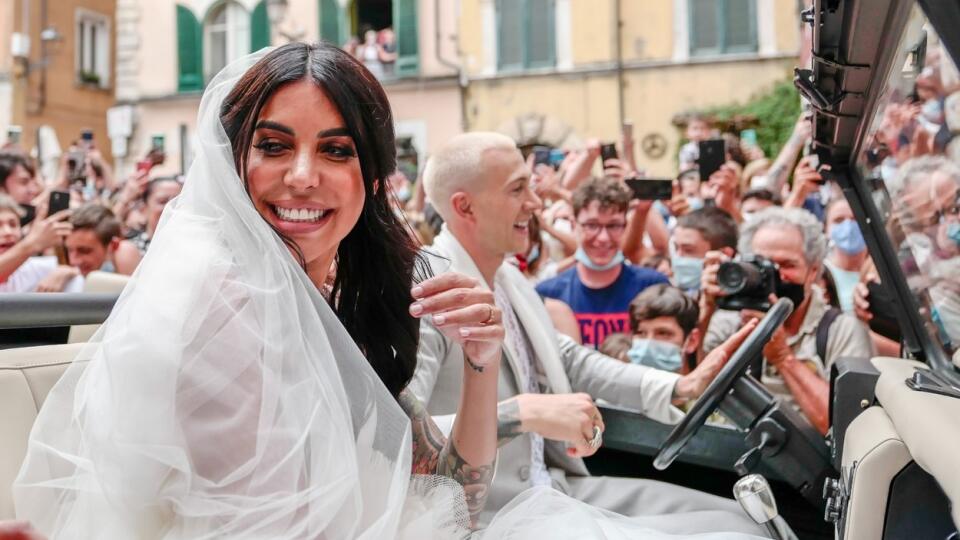 Hrdina Talianska Bernardeschi si zobral za manželku moderátorku Veronicu Ciardiovú. Bola z toho veľká slávnosť.
