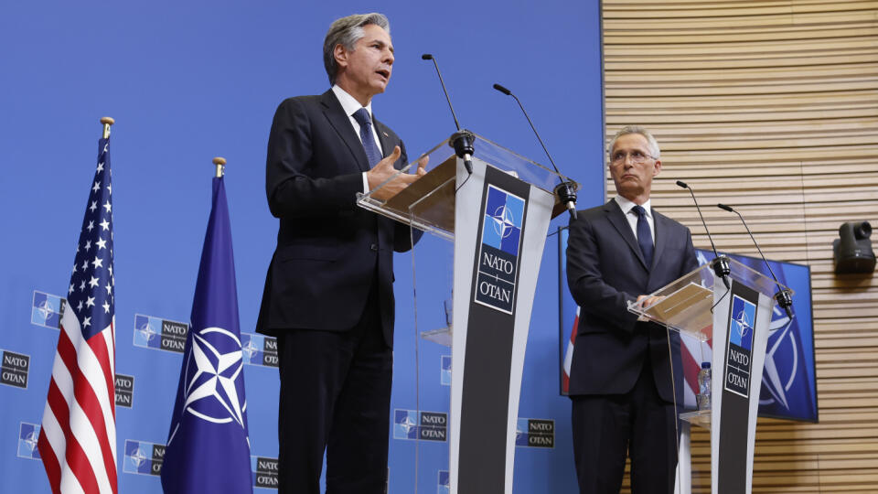 EBE 37 Brusel - Na snímke zľava americký minister zahraničných vecí Antony Blinken a generálny tajomník NATO Jens Stoltenberg počas tlačovej koferencie po stretnutí v sídle aliancie v Bruseli 9. septembra 2022. FOTO TASR/AP
U.S. Secretary of State Antony Blinken, left, and NATO Secretary General Jens Stoltenberg participate in a media conference after a meeting of NATO ambassadors at NATO headquarters in Brussels, Friday, Sept. 9, 2022. (Jonathan Ernst, Pool Photo via AP)